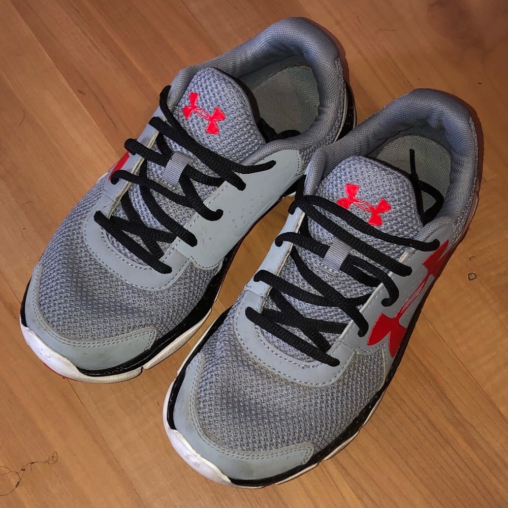 Tennis shoes